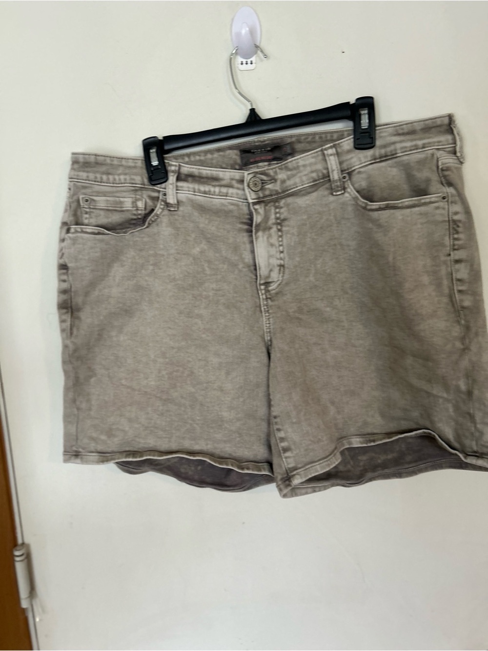 TORRID Size 18
#FeelThefit
MID-RISE SHORTS 
VINTAGE STRETCH
